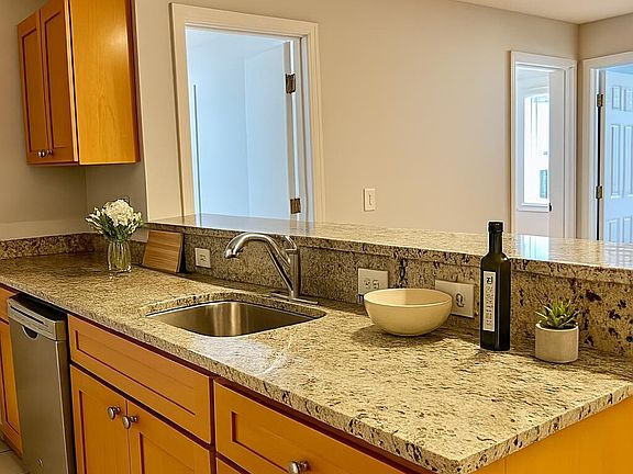 4th image of 96 Egmont St #1C