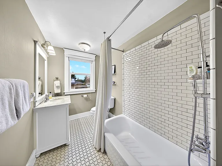 upstairs full bathroom