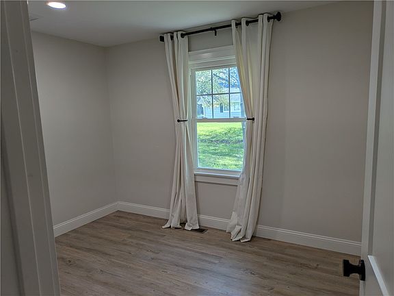 4th image of 112 S Eads Ave
