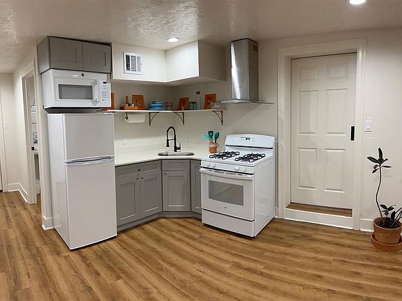 3rd image of 5201 Lindsay St #C
