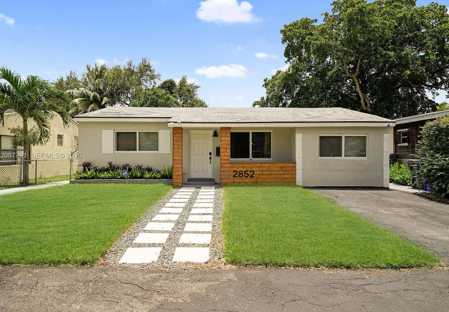 South Hollywood Amd Plat — Photo 1