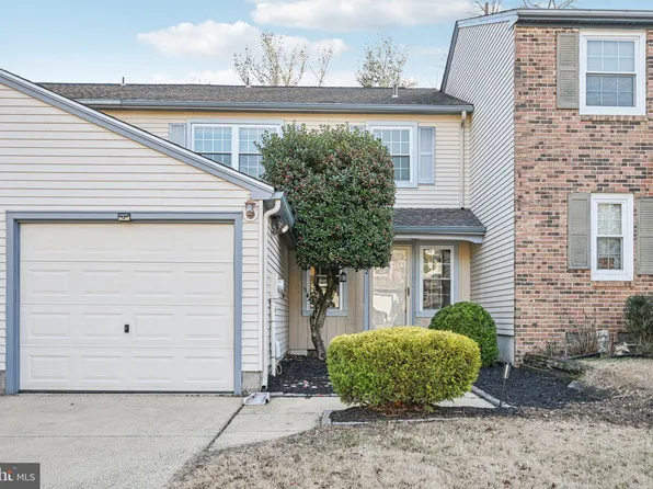 122 Farnwood Rd, Mount Laurel, NJ 08054