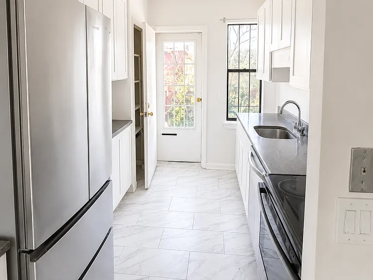 18 Townley St #J3 — Photo 3