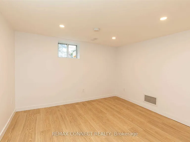 1370 Woodbine Ave #LOWER — Photo 6