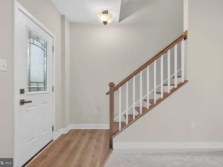 54 Sidney Ln — Photo 6
