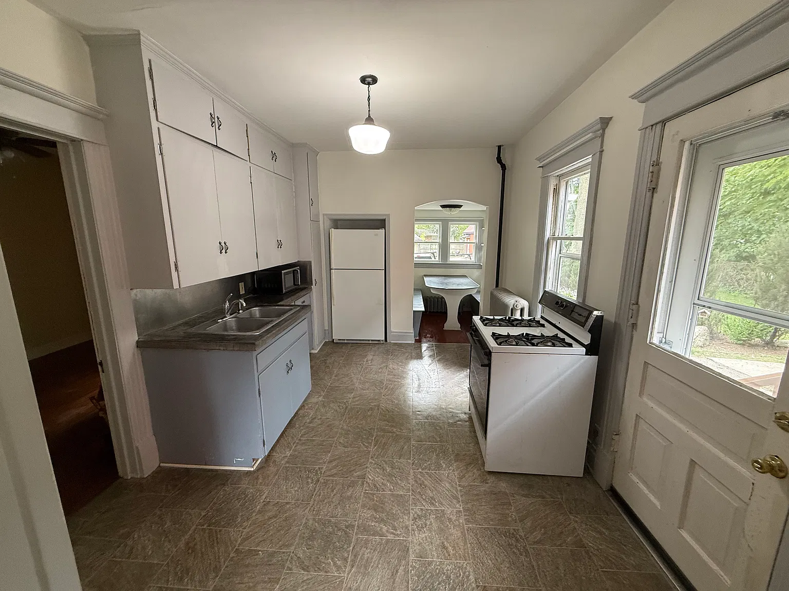 2 bed, 900 sqft, $875 — Photo 2