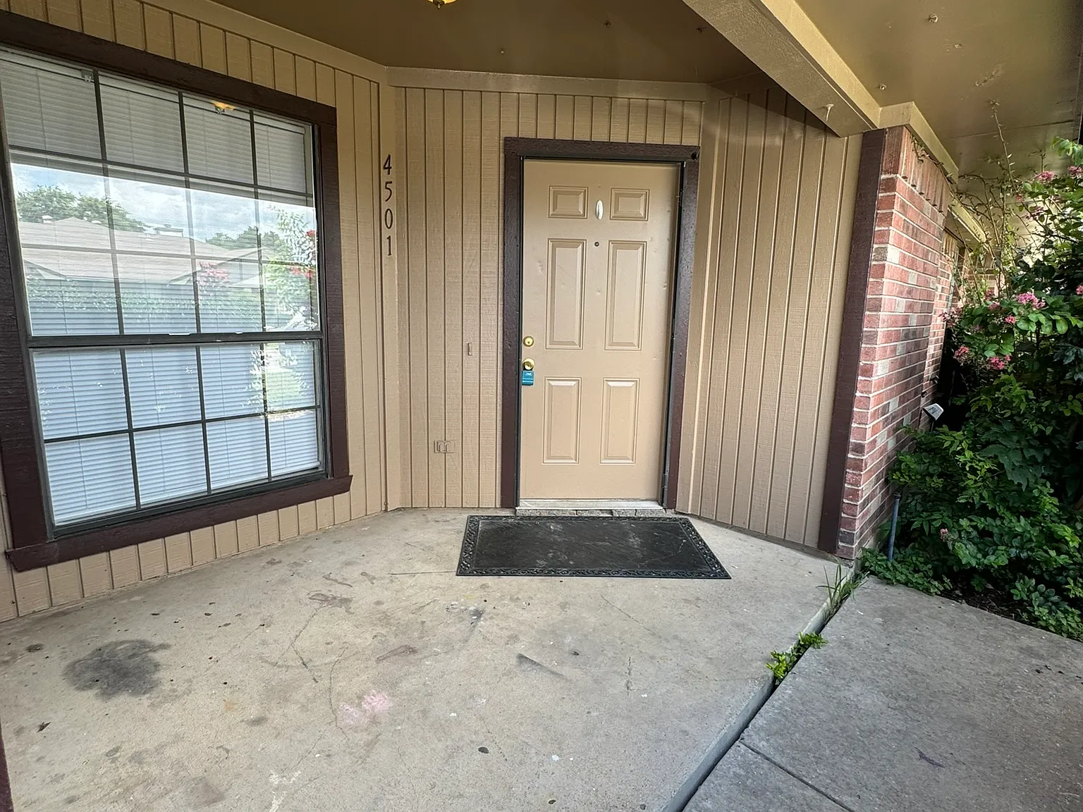 3 bed, 1074 sqft, $1,600 — Photo 2