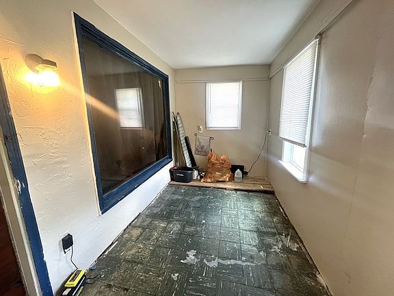 5th image of 115 Polk St