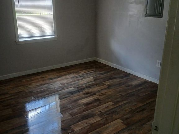 4th image of 2858 Queensroad Ave