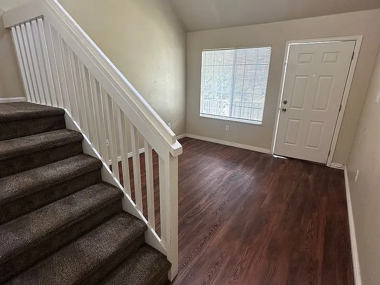 303 Hacienda Ct — Photo 2