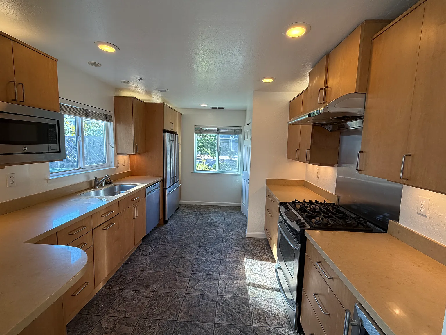 3 bed, 1855 sqft, $4,500 — Photo 4