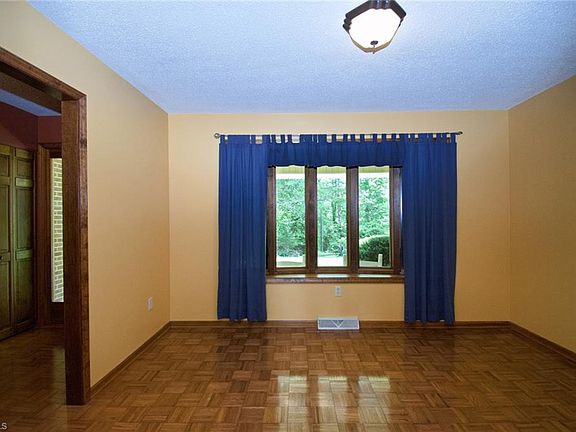 5th image of 279 Martin Ln