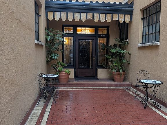 2nd image of 2829 SE Belmont St APT 305