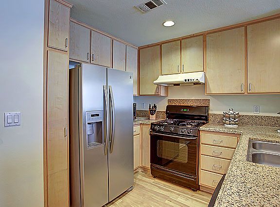3rd image of 160 S Hudson Ave Unit 217
