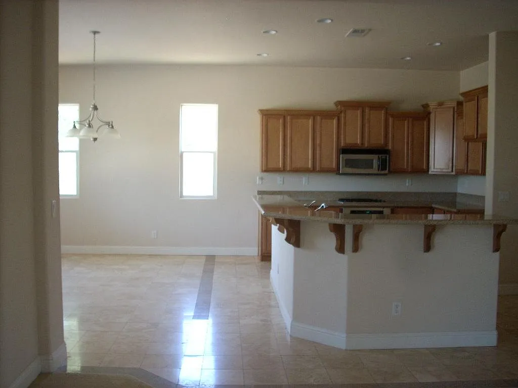 3 bed, 2.5 bath, 2070 sqft, $2,575 — Photo 4