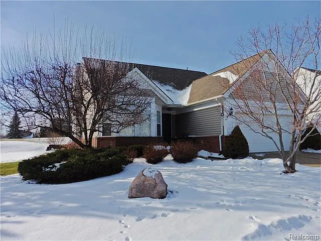 4962 Northfield Dr photo 1