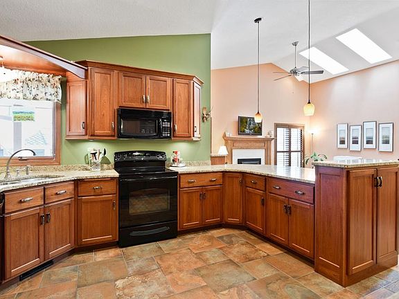 3rd image of 506 Holly Cir