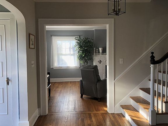 Entryway - Center hall 