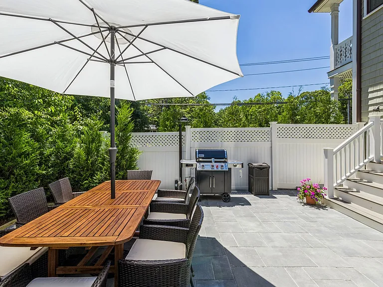 6 Beach Ave — Photo 28