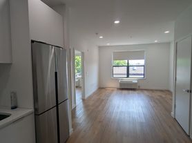 174 W 7th St