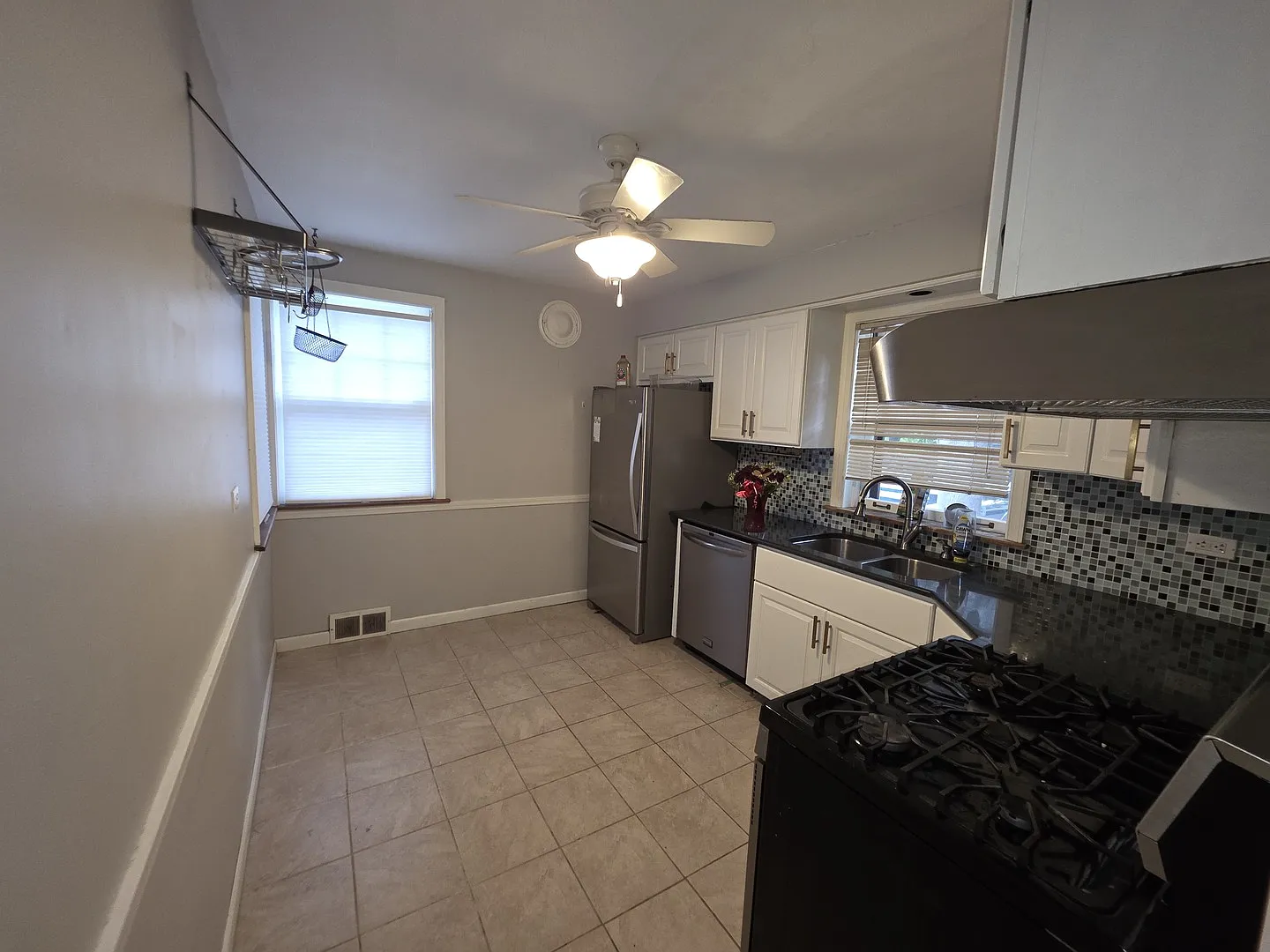 3 bed, 1.5 bath, 1493 sqft, $3,000 — Photo 2