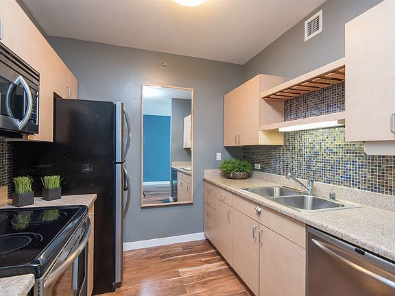 4th image of 425 W Beech St Unit 1253