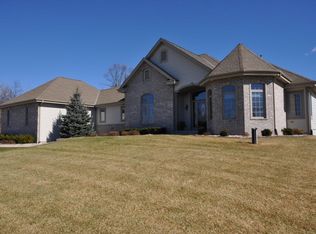 4000 Hawks Ridge Dr, Hubertus, WI 53033