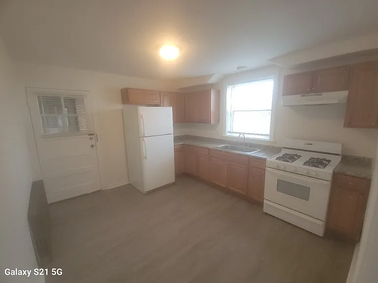 1645 Elmwood Ave #2R — Photo 8