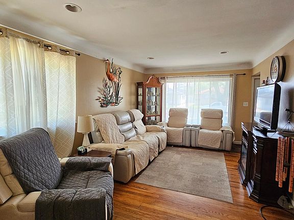 3rd image of 9 Roseview Blvd