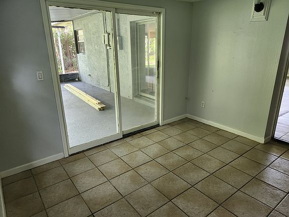 4th image of 214 SE Solaz Ave