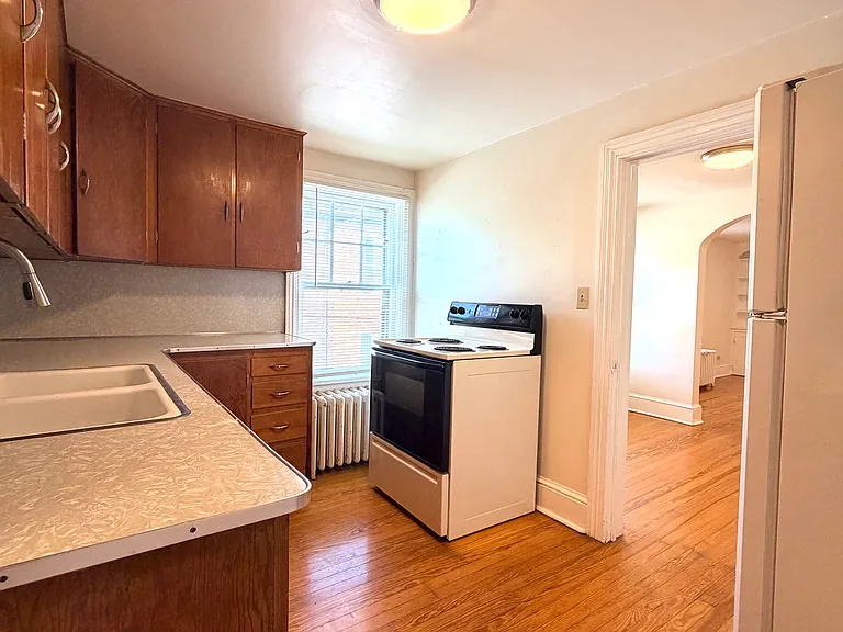 321 W Burke St #4 — Photo 6