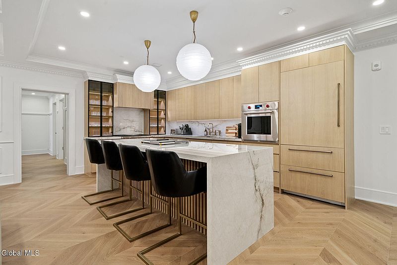 5th image of 19 Washington Street #456/458