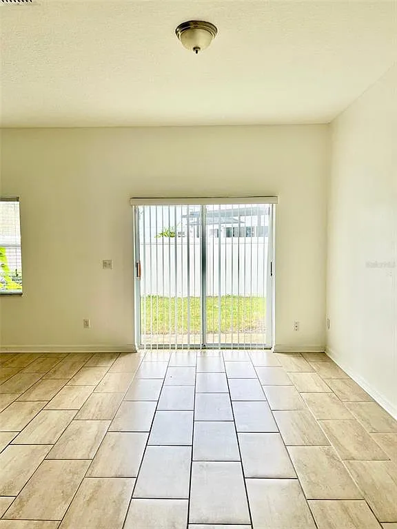 3 bed, 2.5 bath, 1298 sqft, $2,100 — Photo 3