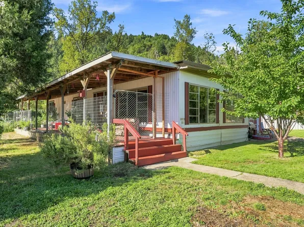 754 S Main St, Canyonville, OR 97417