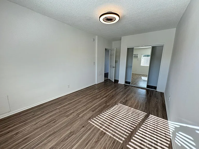 15925 Victory Blvd — Photo 10