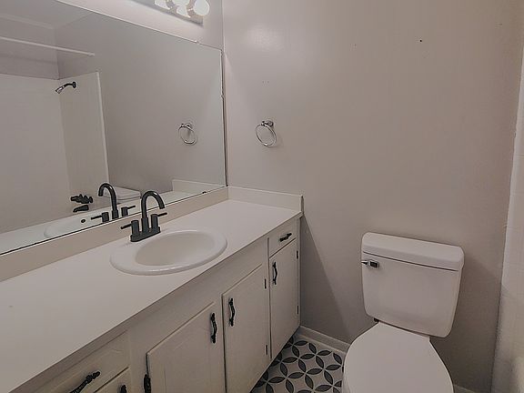 2nd image of 810 Ogilsvie Dr