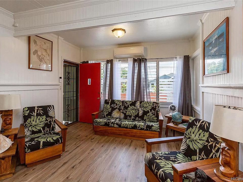 Front entrance into living area with vaulted ceilings and split AC.