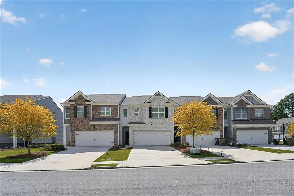 3 bed, 2.5 bath, 2303 sqft, $2,150 — Photo 2