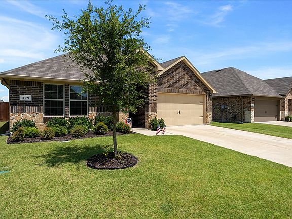2nd image of 208 Redstone Ln