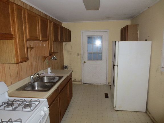 4th image of 33 Pine St