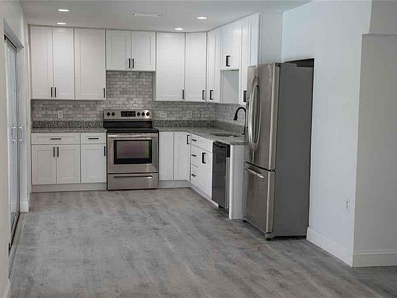 3rd image of 1015 Pinegrove Dr