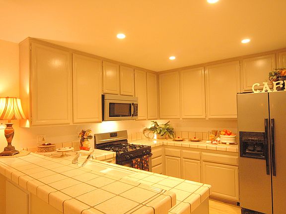 Kitchen w/New appliances