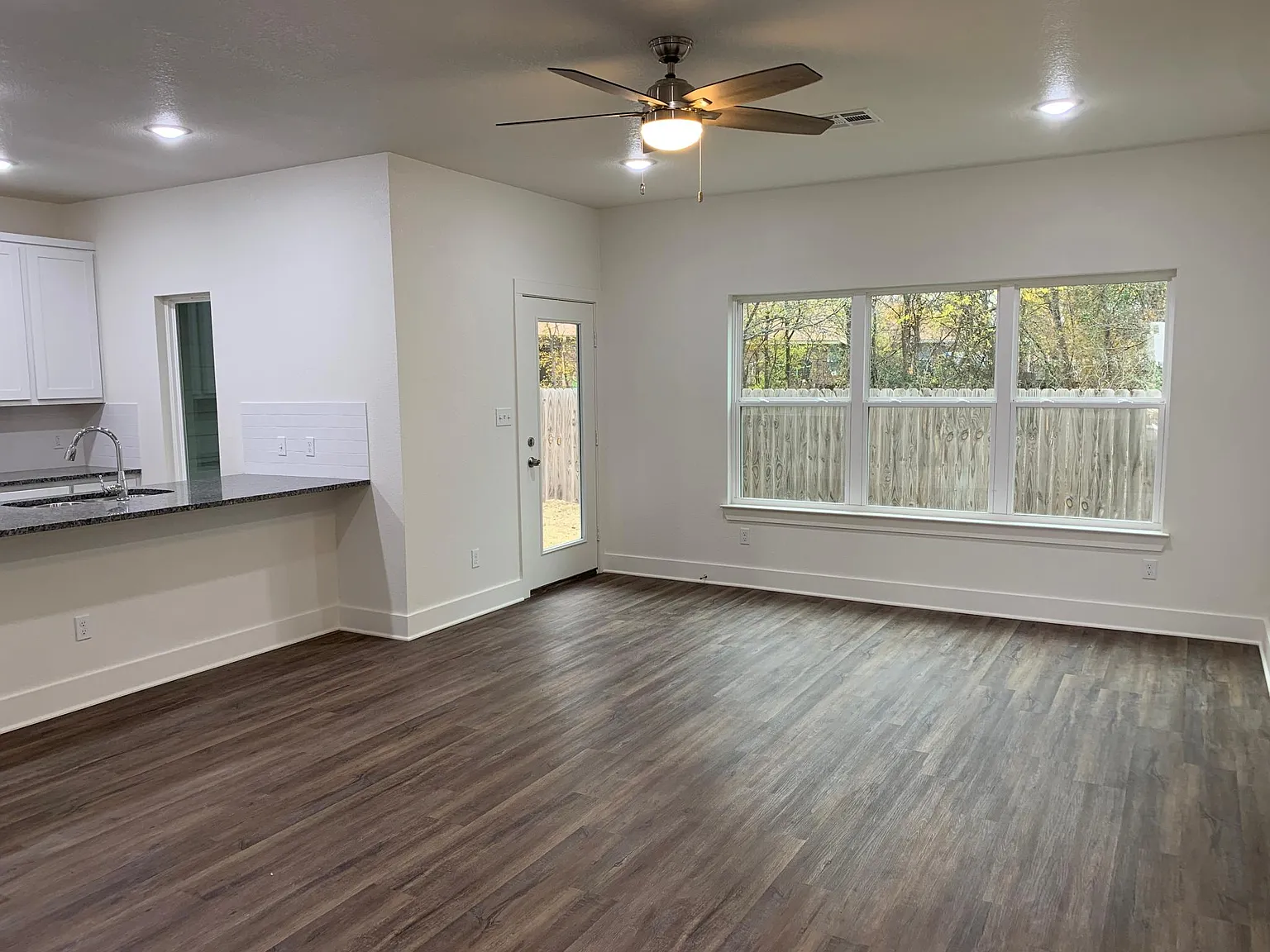 3 bed, 2.5 bath, 1698 sqft, $1,895 — Photo 2