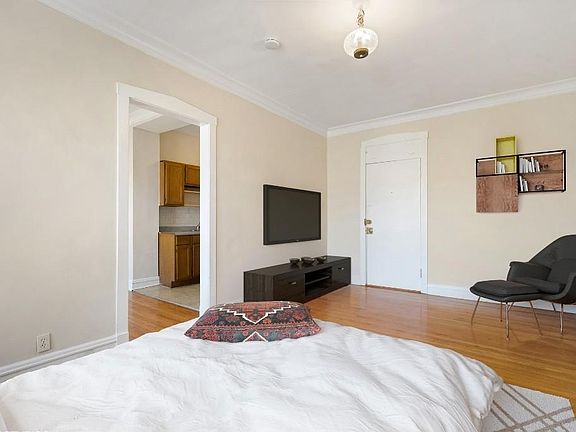 2nd image of 2244 W Wilson Ave #214