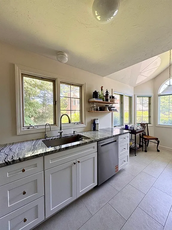 2 bed, 2.0 bath, 2000 sqft, $3,650 — Photo 3