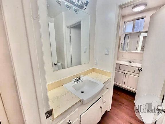 4th image of 5167 Yarmouth Ave #6
