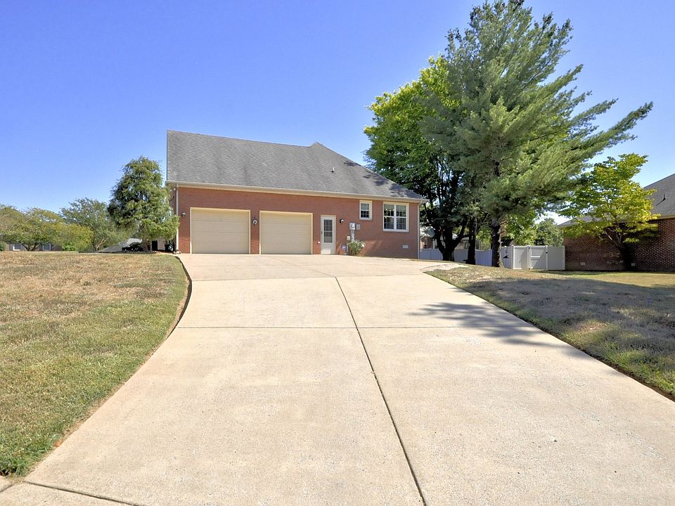 2nd image of 2572 Hedgerow Ln