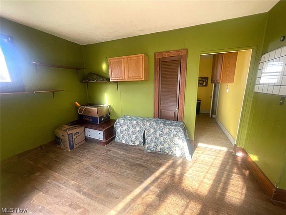 5th image of 423 Mead St