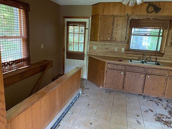 5th image of 633 Highwood Ln