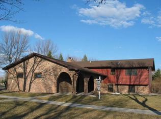 249 Circle Hills Dr, Grand Forks, ND 58201